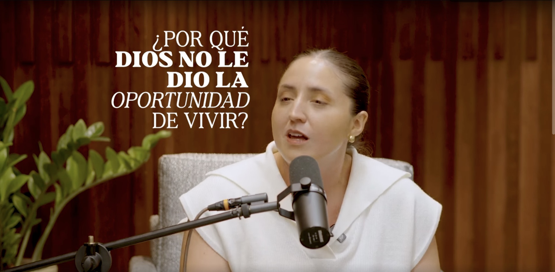 Invitada de La Plena hablando frente al micrófono, con un subtítulo en pantalla